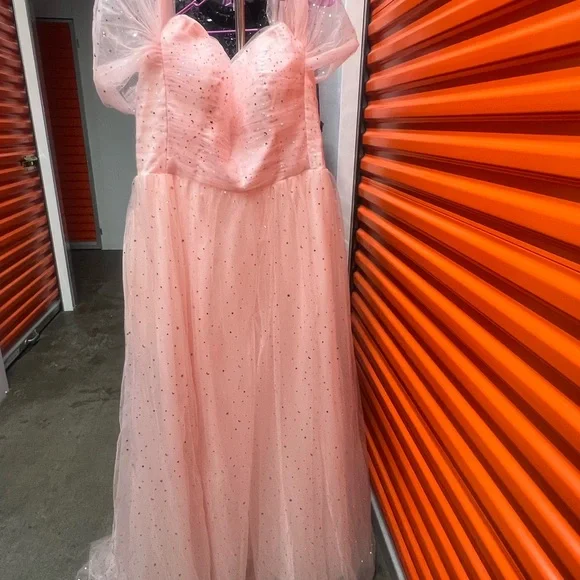 Elegant Pink Gown with Sparkling Details - Picture 5 of 11